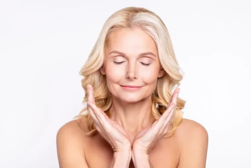 rozpromieniona twarz kobiety dojrzałej po manualnym zabiegu odmładzającym Face Splitmassage