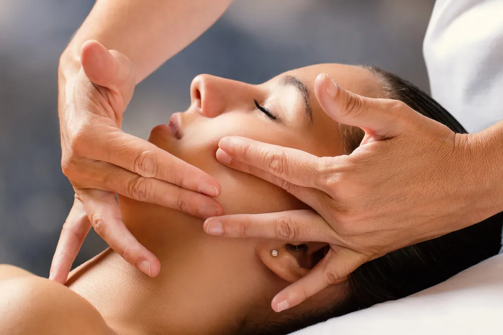 skuteczny masaż odmładzający Face split massage