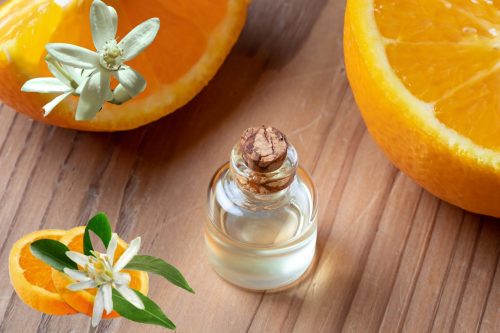 Olejek neroli łagodzi objawy menopauzy